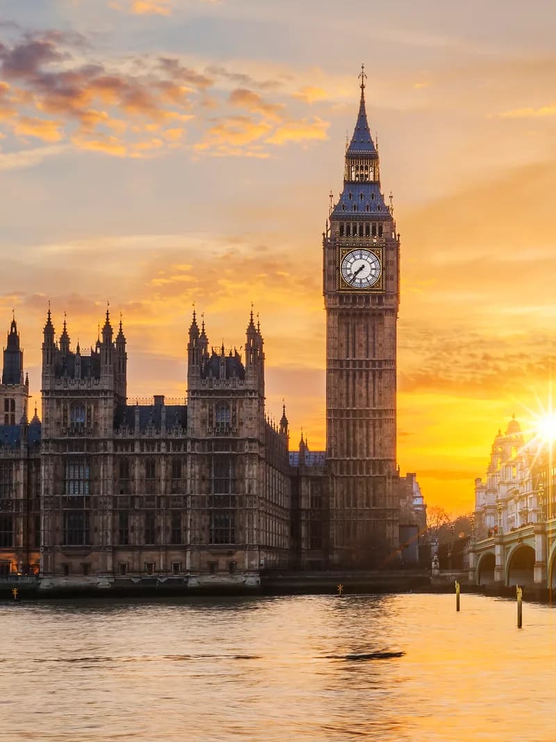 El Big Ben y el palacio de Westminster sobre el Támesis con el cielo anaranjado
