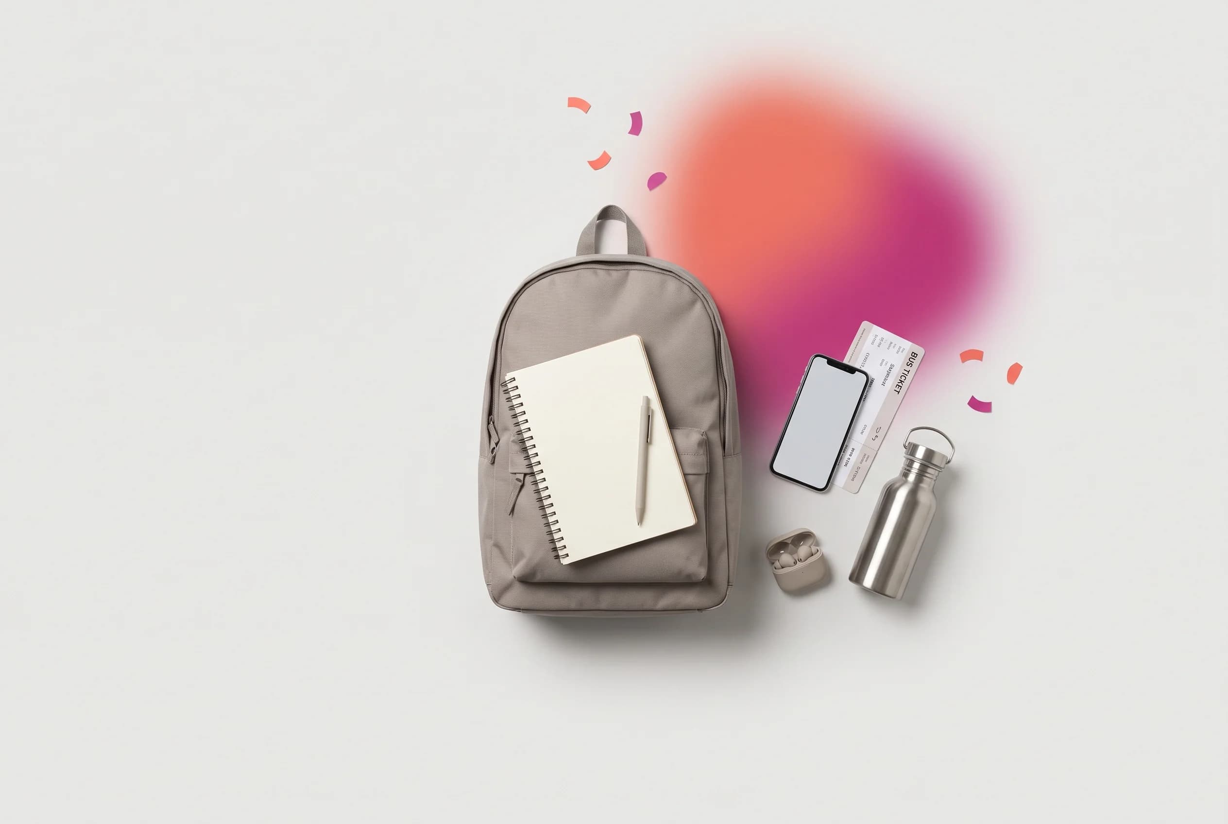 Ilustración cenital tipo flat-lay de una mochila escolar, una libreta con bolígrafo, un móvil con pantalla en blanco, un billete de autobús de excursión, una botella de agua y auriculares inalámbricos, sobre fondo claro con confeti puntual coral y magenta