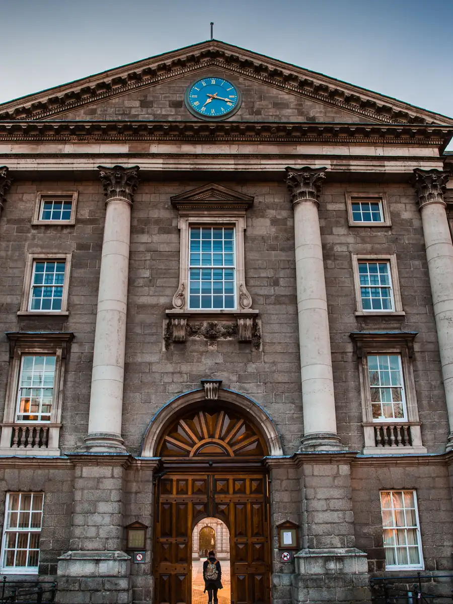 Fachada del Trinity College de Dublín, con su reloj azul y sus columnas de piedra
