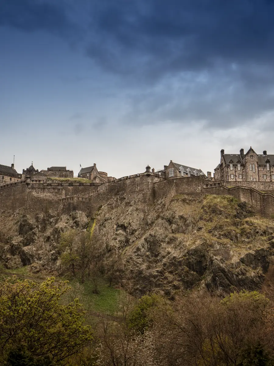 El Castillo de Edimburgo sobre su peñasco rocoso, con el cielo encapotado al fondo