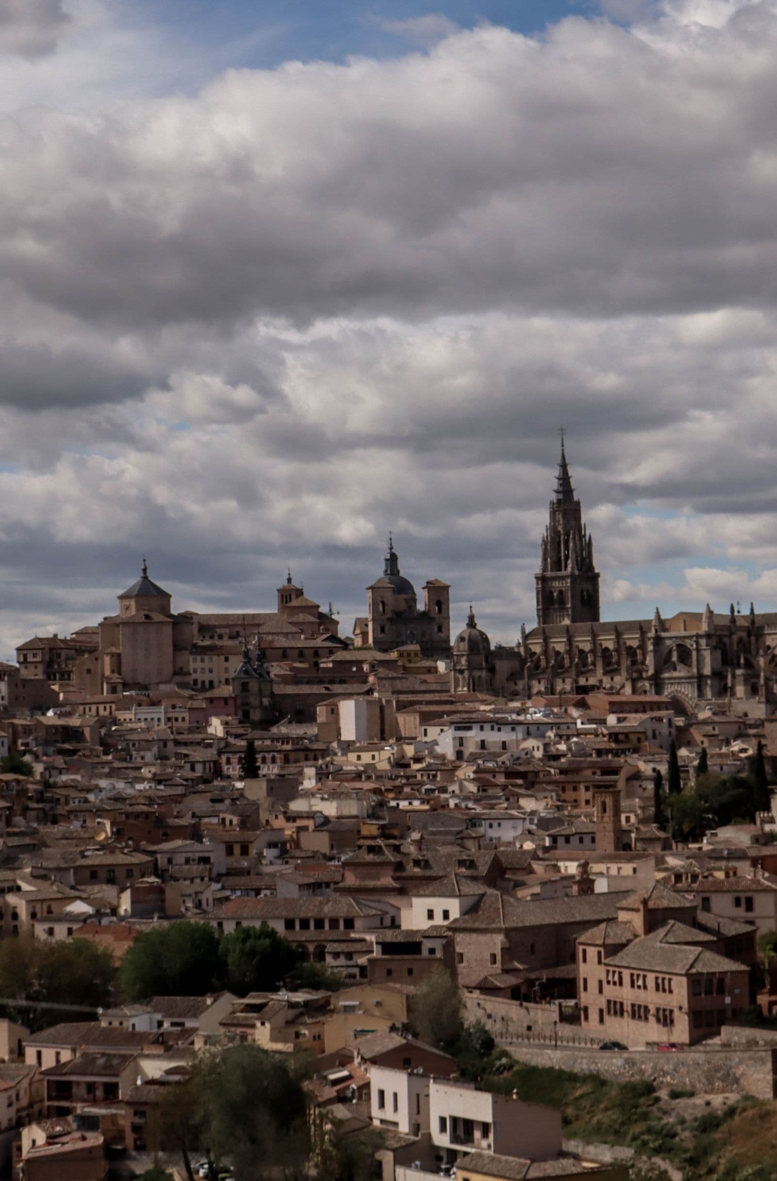 Vista panorámica del skyline histórico de Toledo con su catedral gótica