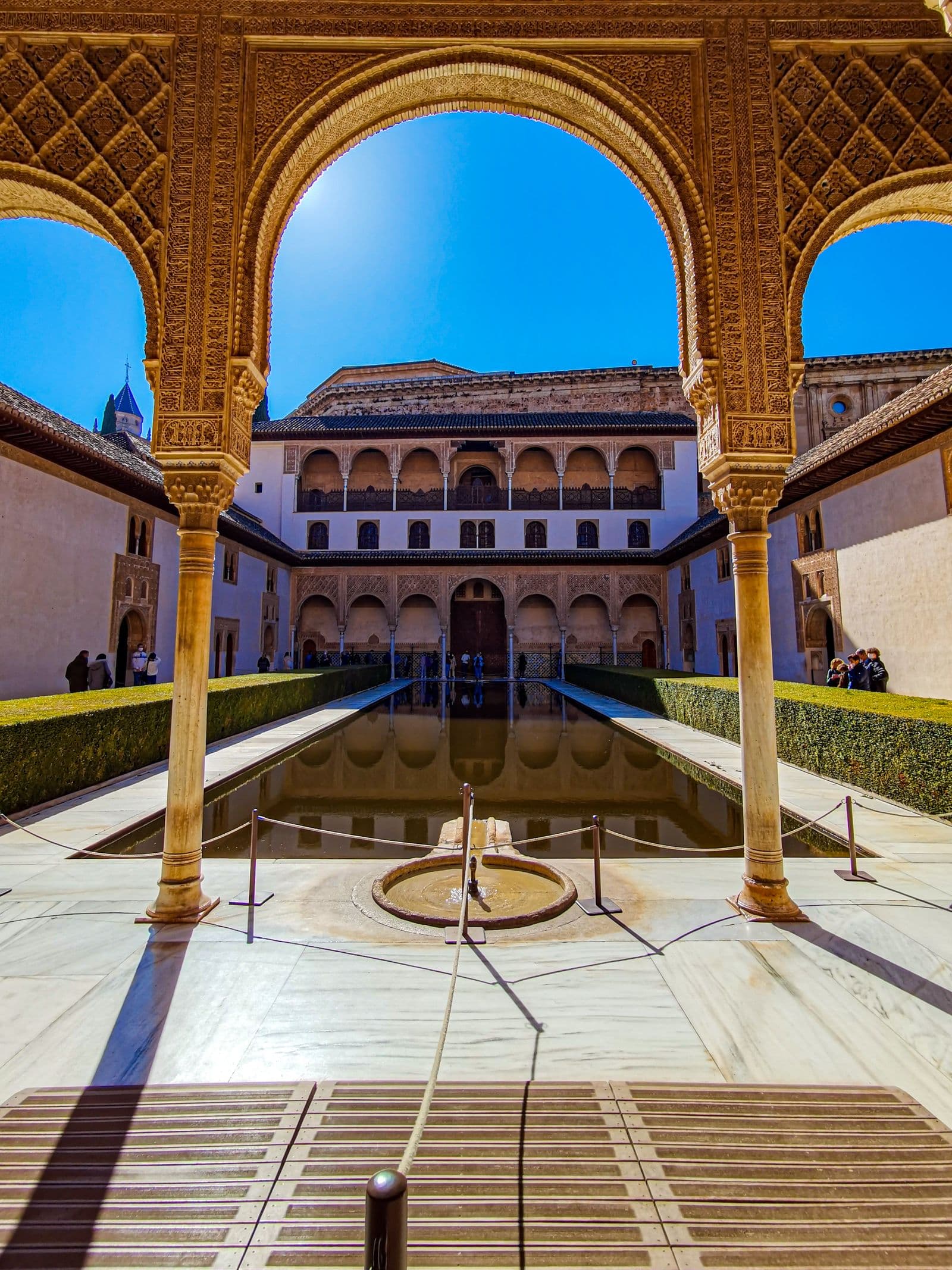 Patio interior de la Alhambra de Granada con arcos y estanque