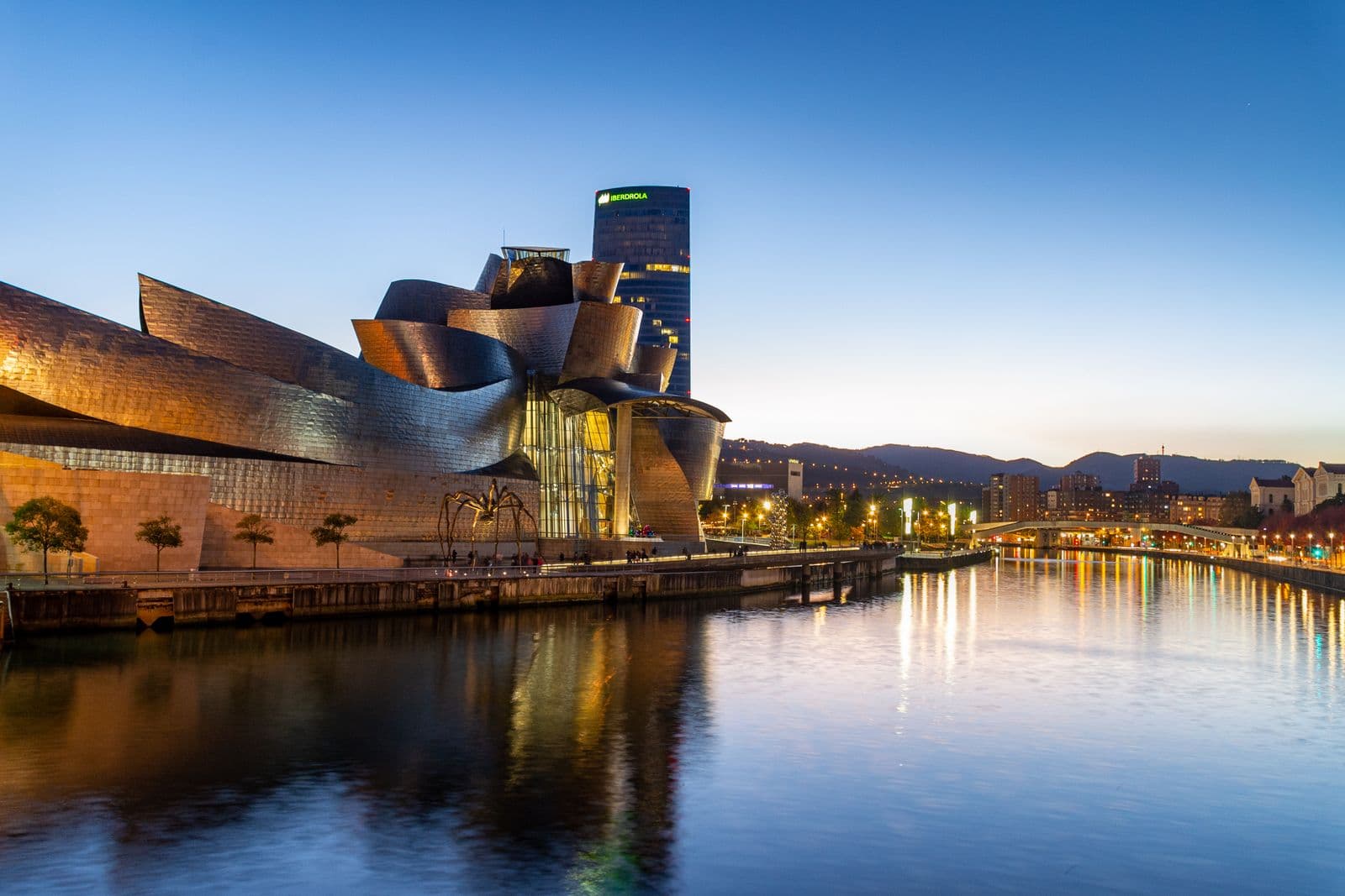 Museo Guggenheim de Bilbao reflejado en la ría del Nervión