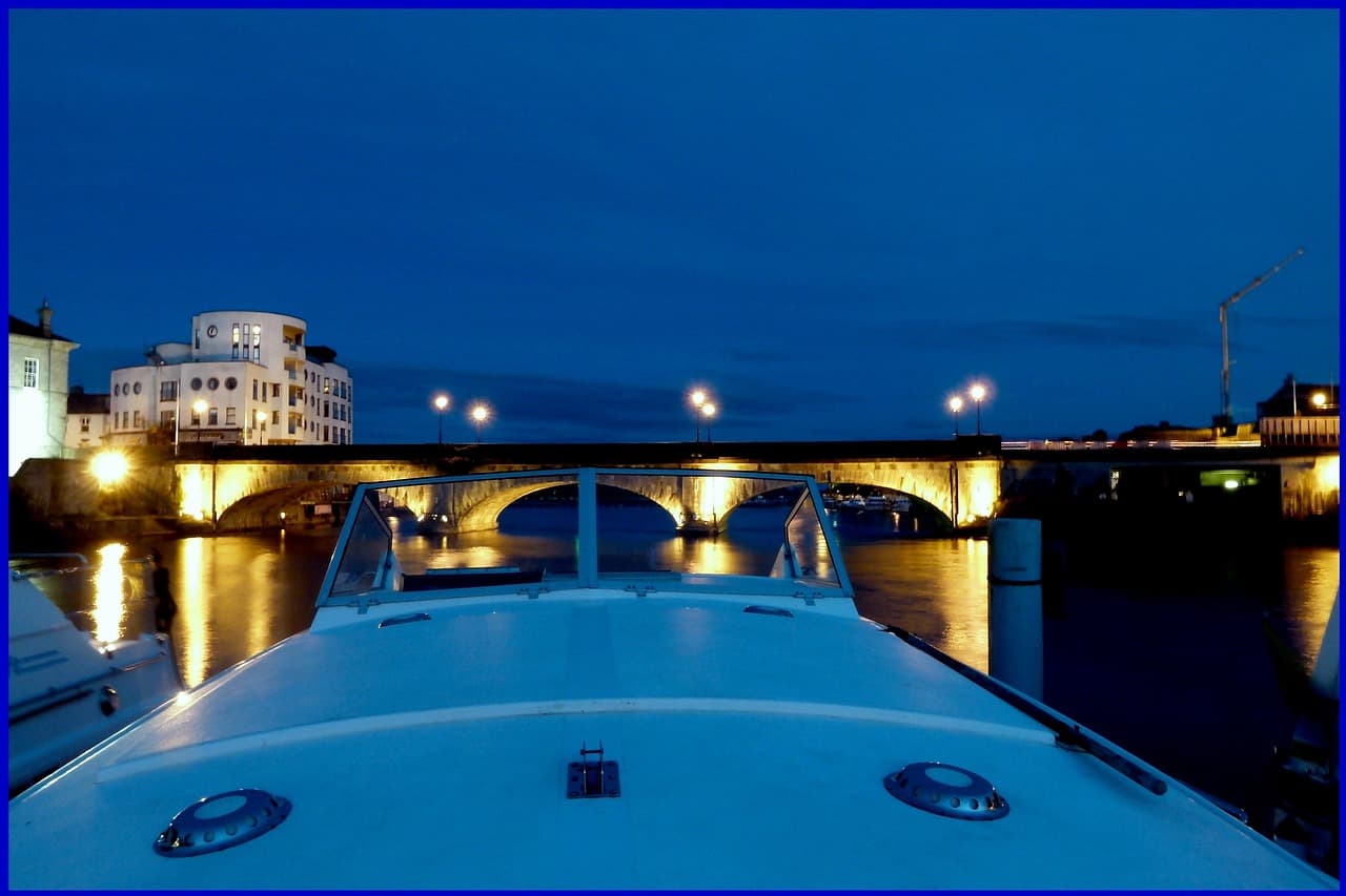 Puente sobre el río Shannon en Athlone, Irlanda