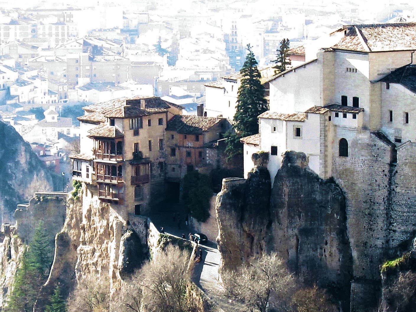 Vista panorámica del casco histórico de Cuenca con sus tejados tradicionales