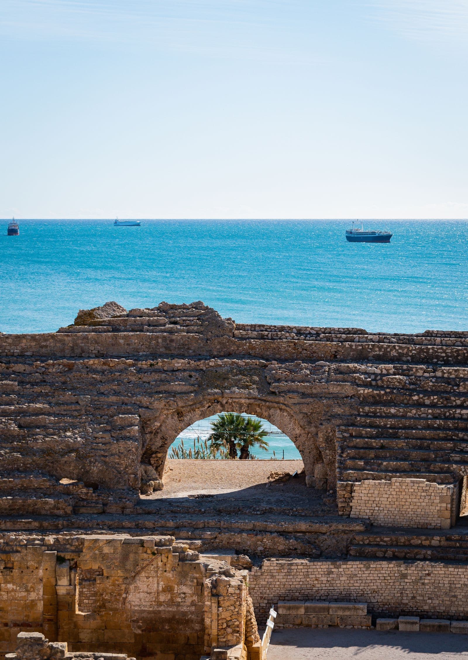 Gradas y arcos del anfiteatro romano de Tarragona junto al mar Mediterráneo