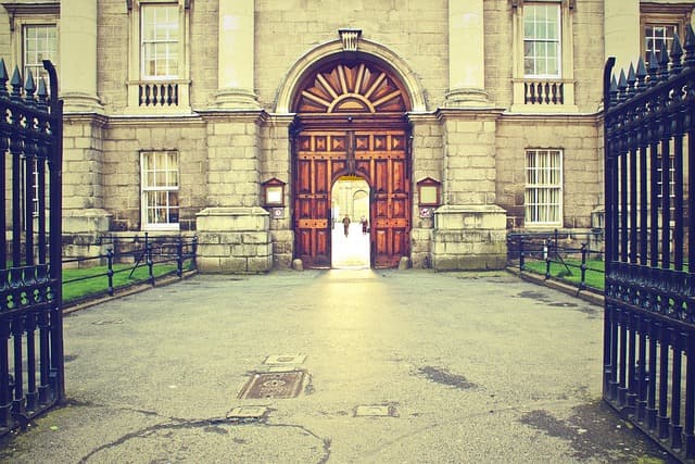 Edificio histórico del Trinity College de Dublín, Irlanda