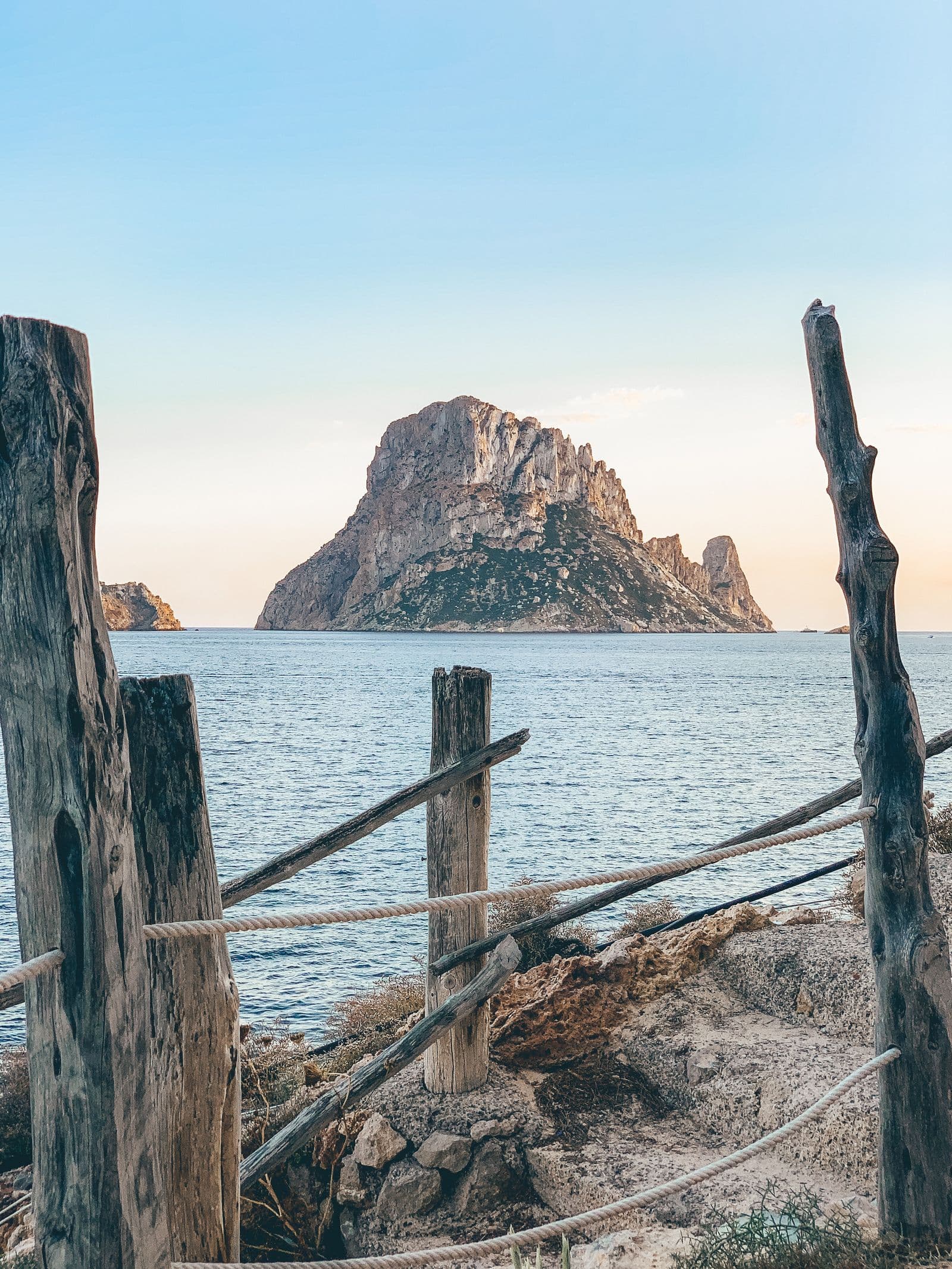 Casas blancas del casco antiguo de Ibiza escalonadas sobre el mar bajo Dalt Vila